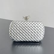 Bottega Veneta Knot Clutch Silver 20x12x5.5 cm - 1