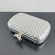 Bottega Veneta Knot Clutch Silver 20x12x5.5 cm - 6