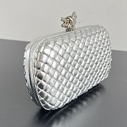 Bottega Veneta Knot Clutch Silver 20x12x5.5 cm - 4