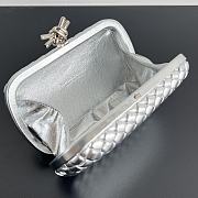 Bottega Veneta Knot Clutch Silver 20x12x5.5 cm - 2