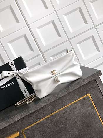 Chanel Clutch With Chain White Lambskin 24x14x5cm