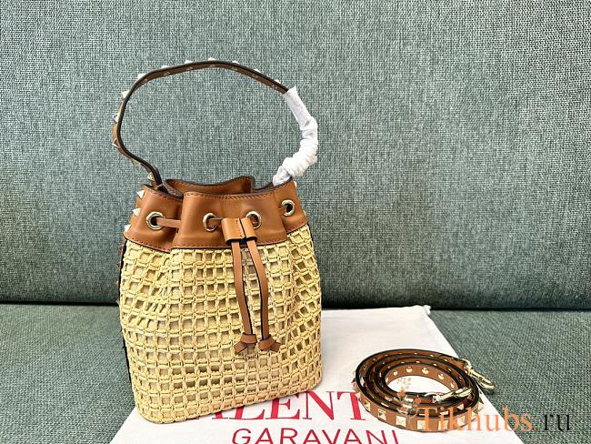 Valentino Garavani Rockstud Bucket 16x18x11cm. - 1