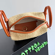 Bottega Veneta Loop Top Handle Bag in Raffia and Leather 19x12x9cm - 2
