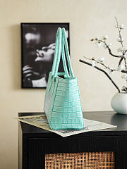 Chanel Small Crocodile Embossed Calfskin & Gold-Tone Metal 20x40x13cm - 6