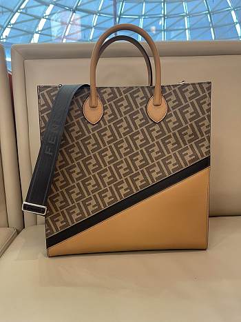Fendi Vertical Tote Bag in Natural 36 x 14 x 38 cm