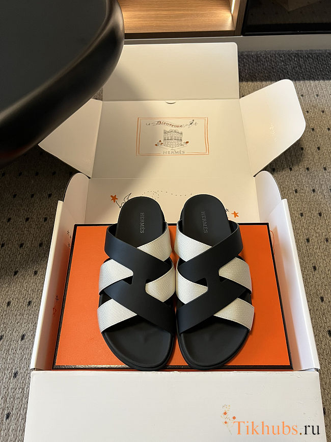 Hermès Kazimir Sandals. - 1