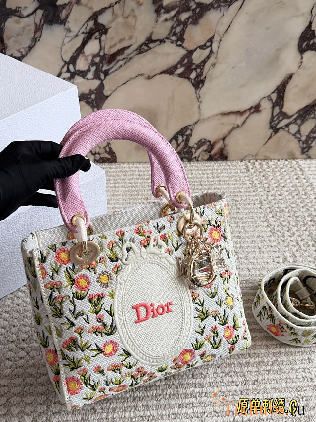Dior Book Tote with Strap in the white multicolor Daisy Garden 24x20cm - 1