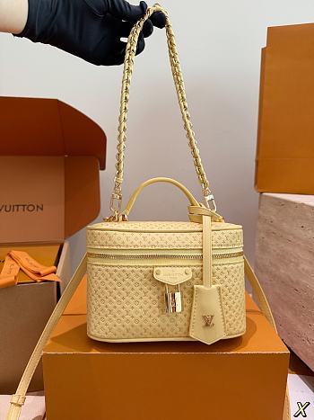 Louis Vuitton Vanity Chain Pouch Banane Yellow 19x13cm