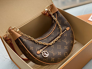 Louis Vuitton Loop Monogram Brown 23 x 13 x 6 cm