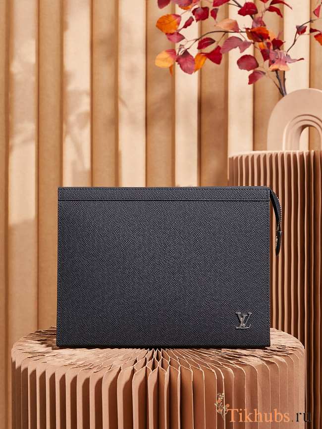Louis Vuitton Pochette Voyage Da Taiga Black 27 x 21 x 6 cm - 1