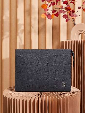 Louis Vuitton Pochette Voyage Da Taiga Black 27 x 21 x 6 cm